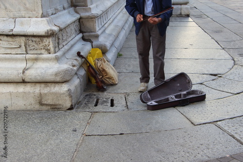 artista di strada violinista violino e custodia photo