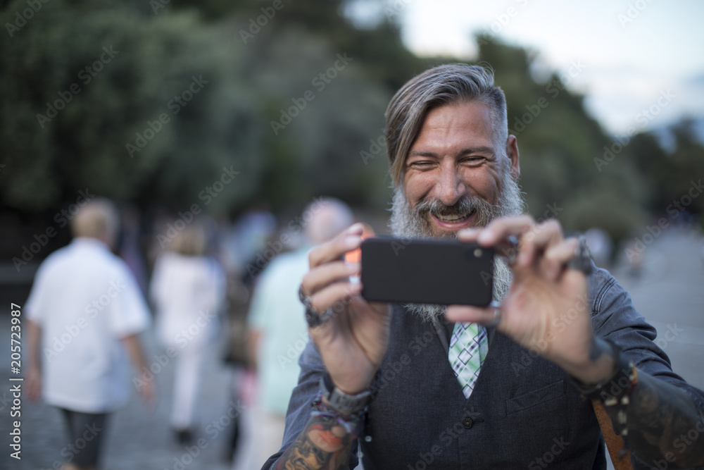 Attraktiver, bärtiger Mann in Athen fotografiert Attraktiver, bärtiger Mann in Athen fotografiert