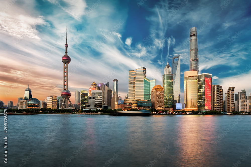Fototapeta premium Zachód słońca z chmurami nad panoramą Szanghaju w Chinach