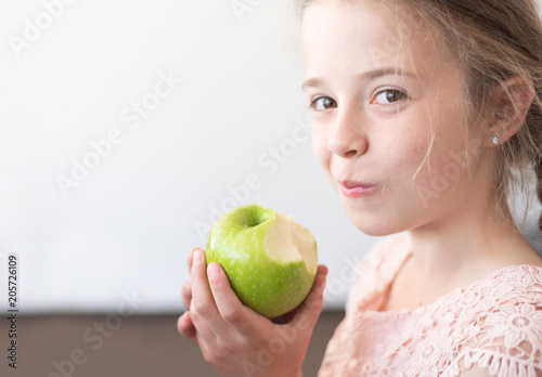 Mädchen isst einen Apfel