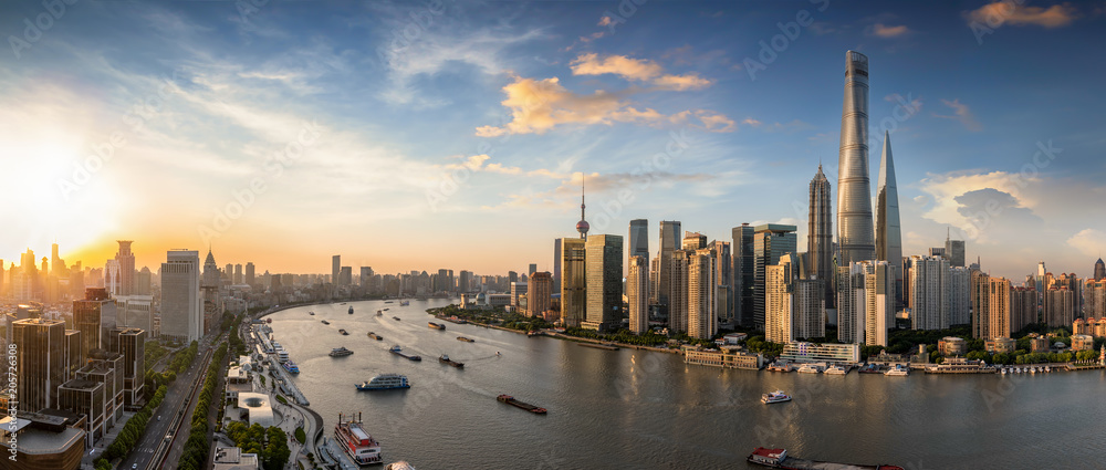 Naklejka premium Panorama zachodu słońca za nowoczesną panoramę Szanghaju w Chinach