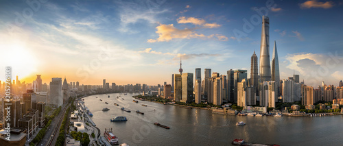 Canvas Print Panorama eines Sonnenunterganges hinter der modernen Skyline von Shanghai, China