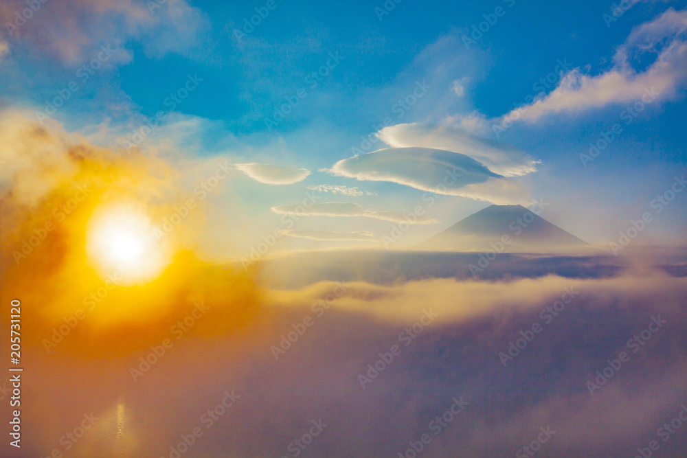 富士山と日の出、山梨県本栖湖にて
