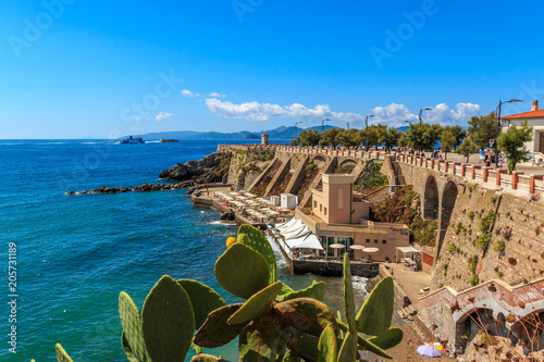 Blick auf die Terrasse Giovanni Bovio und den Leuchtturm von Rocchetta in Piombino, Toskana, Italien, im Hintergrund Insel Elba