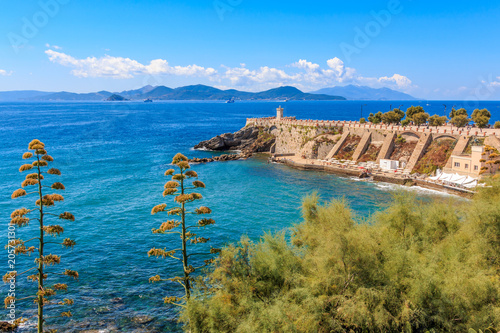Blick auf die Terrasse Giovanni Bovio und den Leuchtturm von Rocchetta in Piombino, Toskana, Italien, im Hintergrund Insel Elba