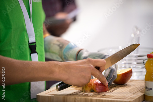 Prostetic hand used to make fruitsalad