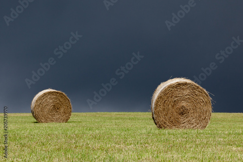 Strohballen vor drohendem Gewitter