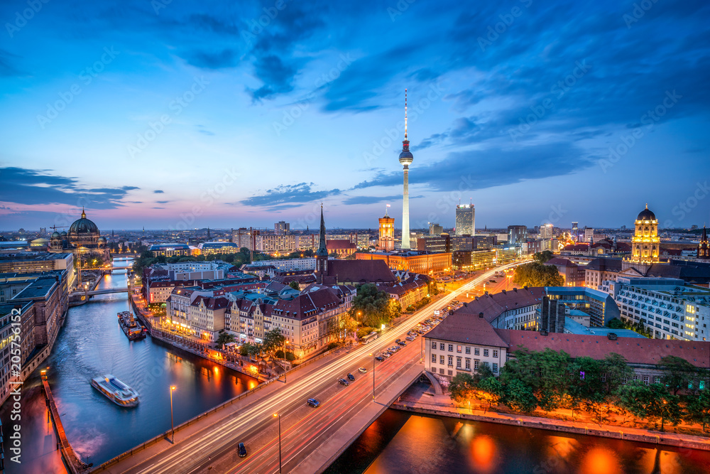 Fototapeta premium Berlin Mitte Skyline nocą z wieżą telewizyjną i widokiem na Szprewę