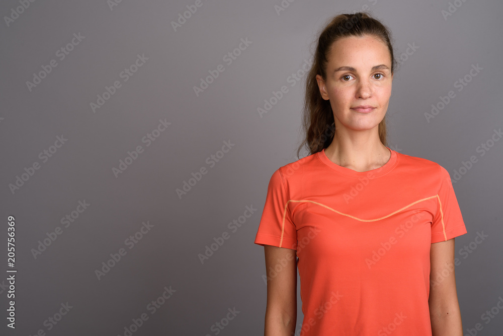 Obraz premium Young beautiful woman with long blond hair ready for gym against