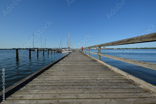 Bootssteg im Hafen Altefähr mt Blick nach Stralsund © textag