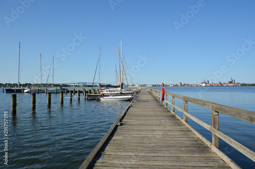 Segelschiffe im Hafen Altef  hr - Blick nach Stralsund