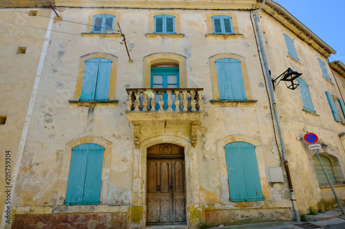 Façade d'une ancienne maison dans le village de Goult, Provence, Luberon, France. 