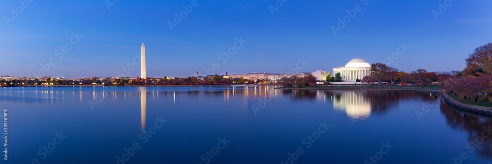 Naklejka premium Jeffeerson Memorial i Washington Monument odbijały się na Tidal Basin wieczorem, Washington DC, USA. Obraz panoramiczny