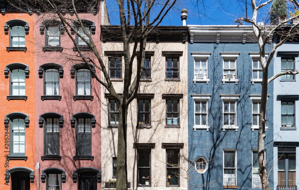 Fototapeta premium Wiersz kolorowych starych budynków wzdłuż ulicy na Manhattanie w Nowym Jorku