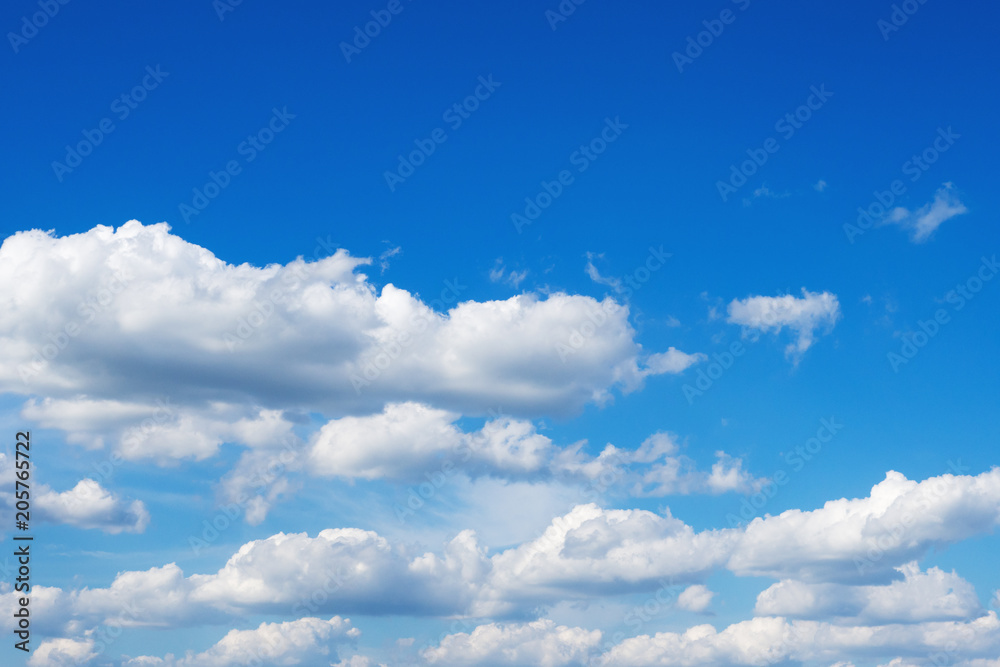 Obraz premium Beautiful clouds in the blue sky