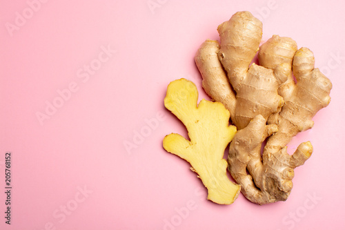 Obraz na plátně Trendy food flat lay concept on light pink background with fresh big ginger root