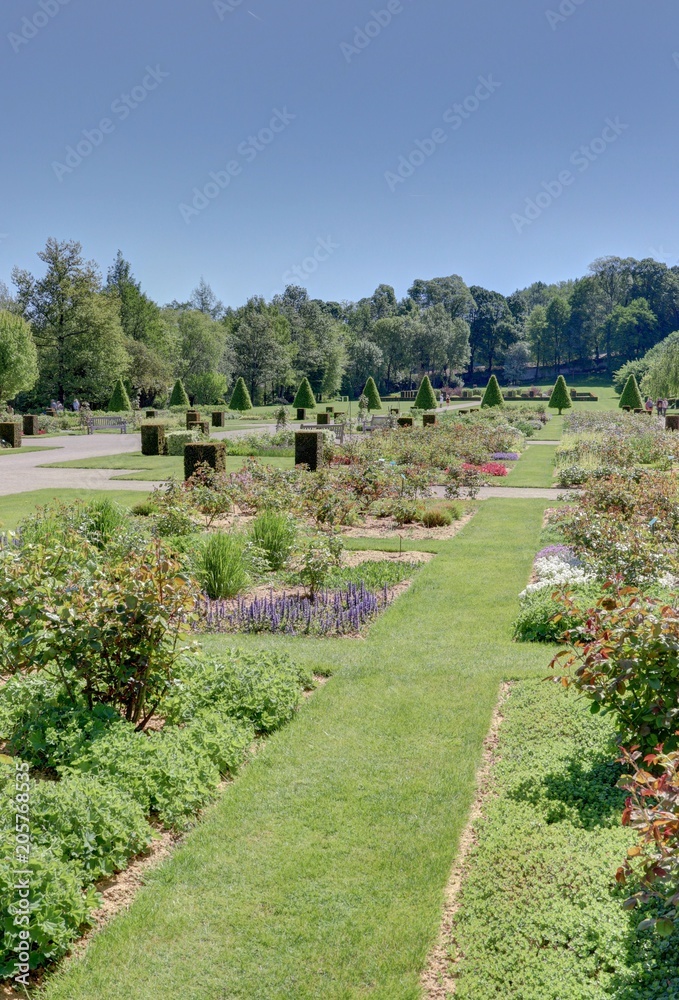 Jardin paysagé arboré, potager et topiaire