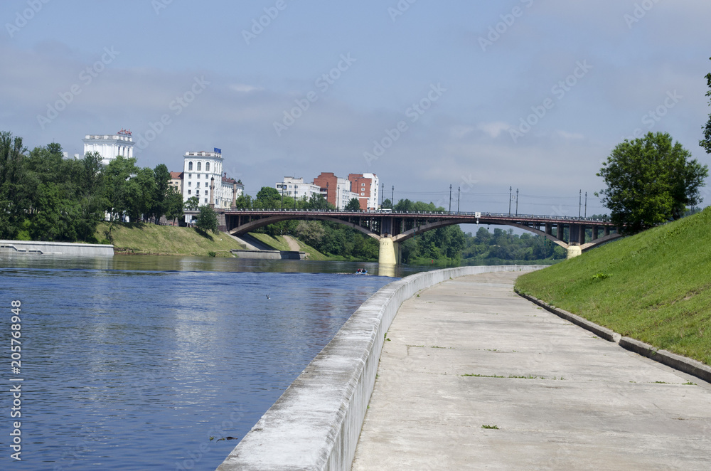 a small bridge across the river in the city