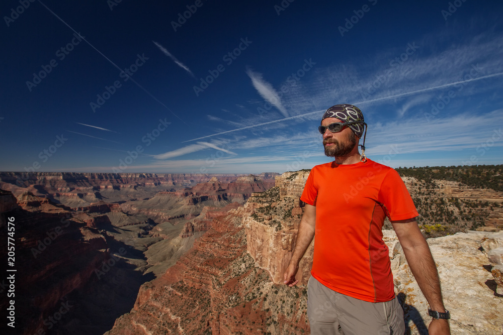 Naklejka premium Wycieczkowicz w Parku Narodowym Wielkiego Kanionu, North Rim, Arizona, USA