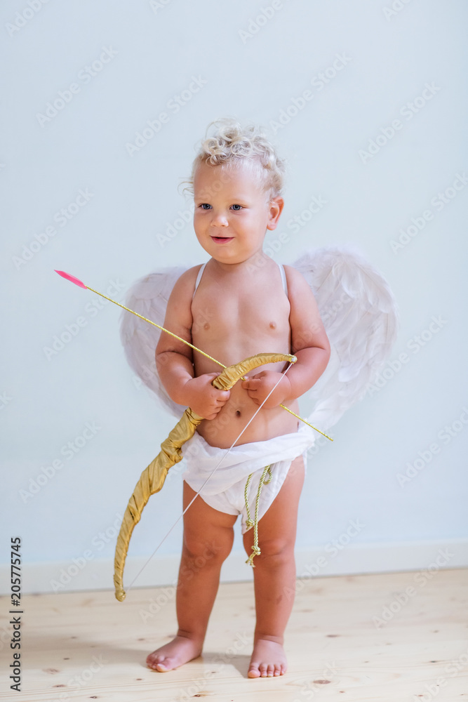 Obraz premium Small cupid is posing to the camera
