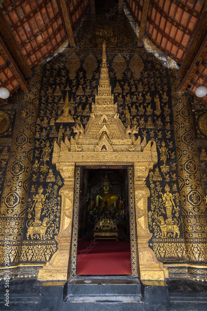 Obraz premium Decorated exterior and Buddha statue at the Wat Xieng Thong temple (