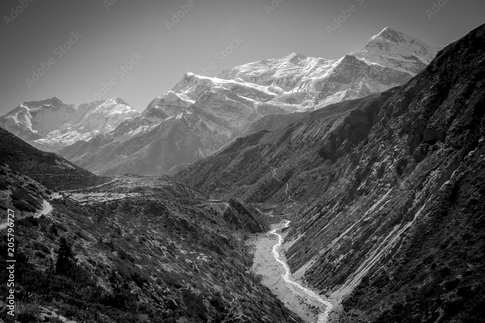 montañas y valles del himalaya
