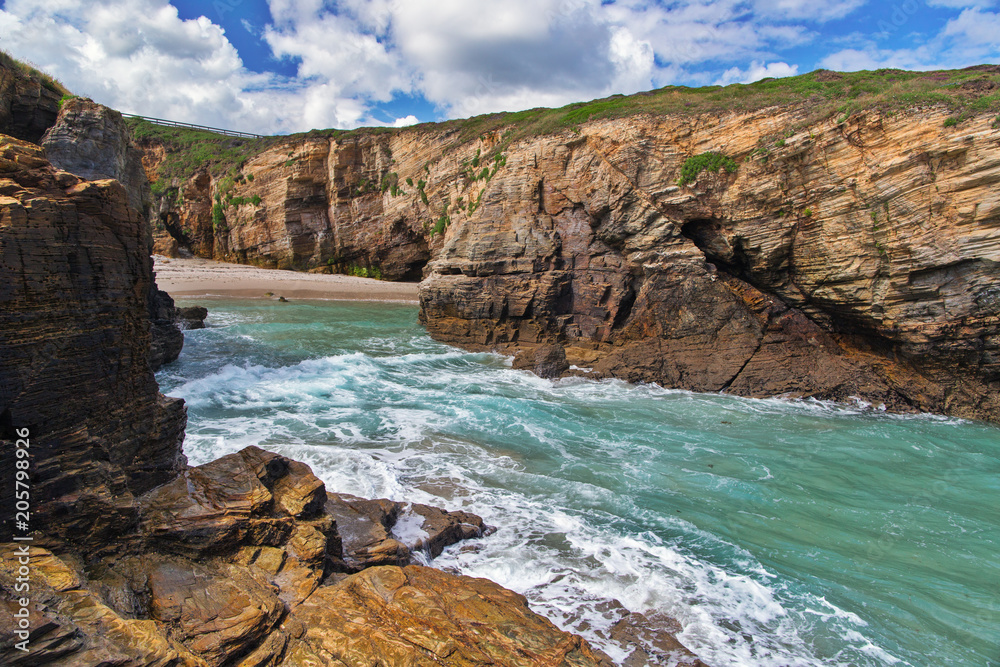Obraz premium View of the beach between rocks