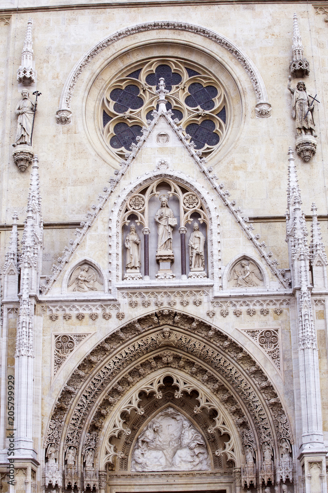Obraz premium Beautiful decorations above Zagreb cathedral entrance