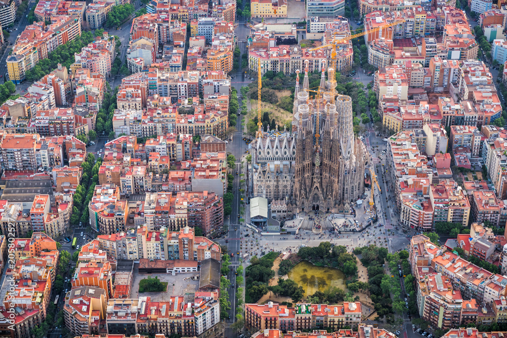 Obraz premium Barcelona z lotu ptaka, dzielnica mieszkaniowa Eixample i Sagrada Familia, Hiszpania. Światło późnego popołudnia