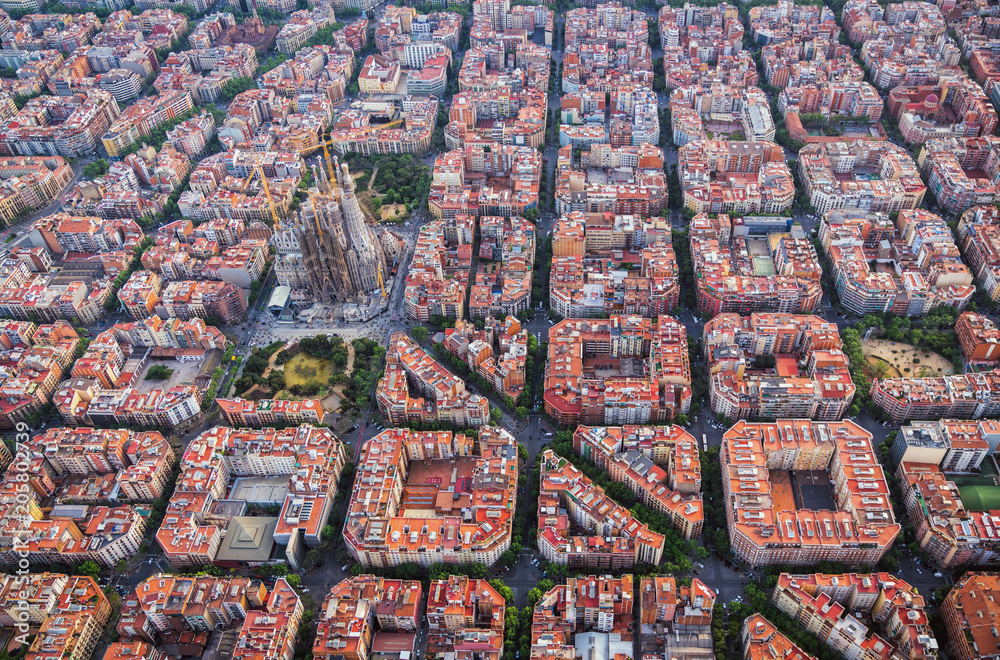Fototapeta premium Widok z lotu ptaka dzielnicy mieszkalnej Barcelona Eixample i Sagrada Familia, Hiszpania. Światło późnego popołudnia