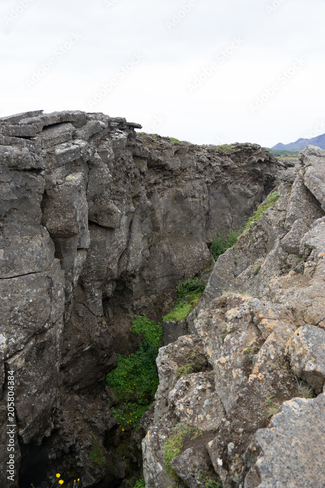 Felsspalte über der Höhle Grjótagjá im Mývatn-Gebiet / Nord-Island