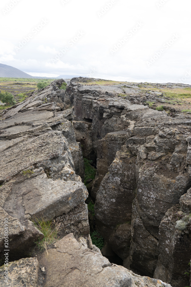 Felsspalte über der Höhle Grjótagjá im Mývatn-Gebiet / Nord-Island