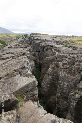 Felsspalte über der Höhle Grjótagjá im Mývatn-Gebiet / Nord-Island © tina7si