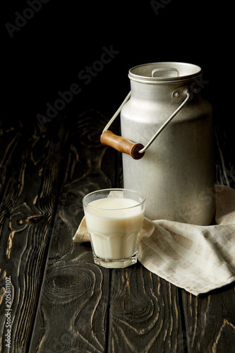 Quadro su tela milk in glass aluminium can on sackcloth on black wooden surface
