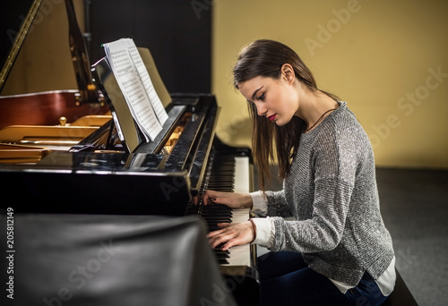 Fotografiet Beautiful female pianist