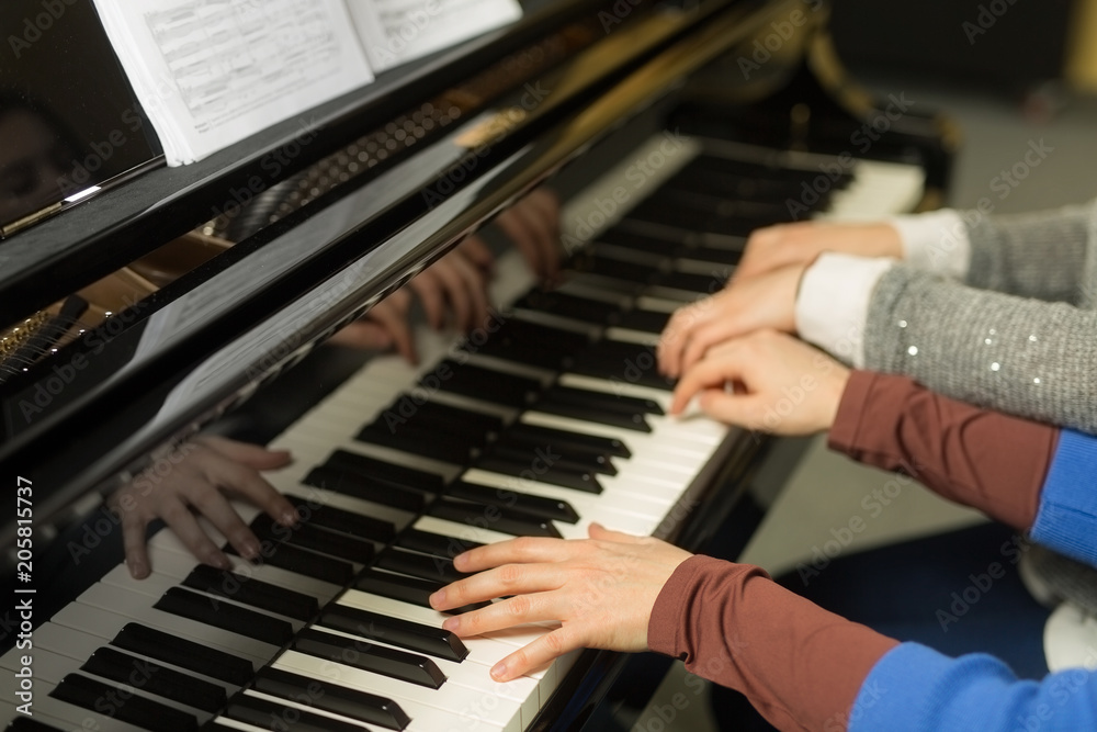 Obraz premium Playing a piano