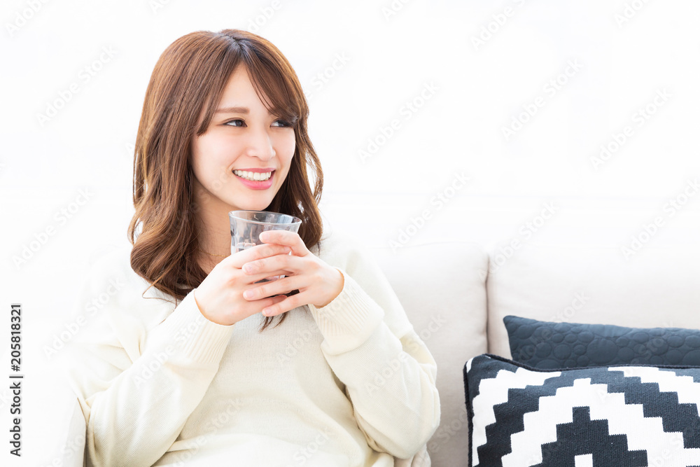 水を飲む女性 水を飲む女性