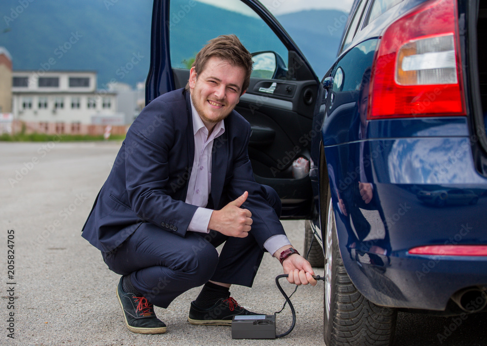 Change the cracked rubber on the car, blowing rubber tires with compressor, first aid on the road Change the cracked rubber on the car, blowing rubber tires with compressor, first aid on the road