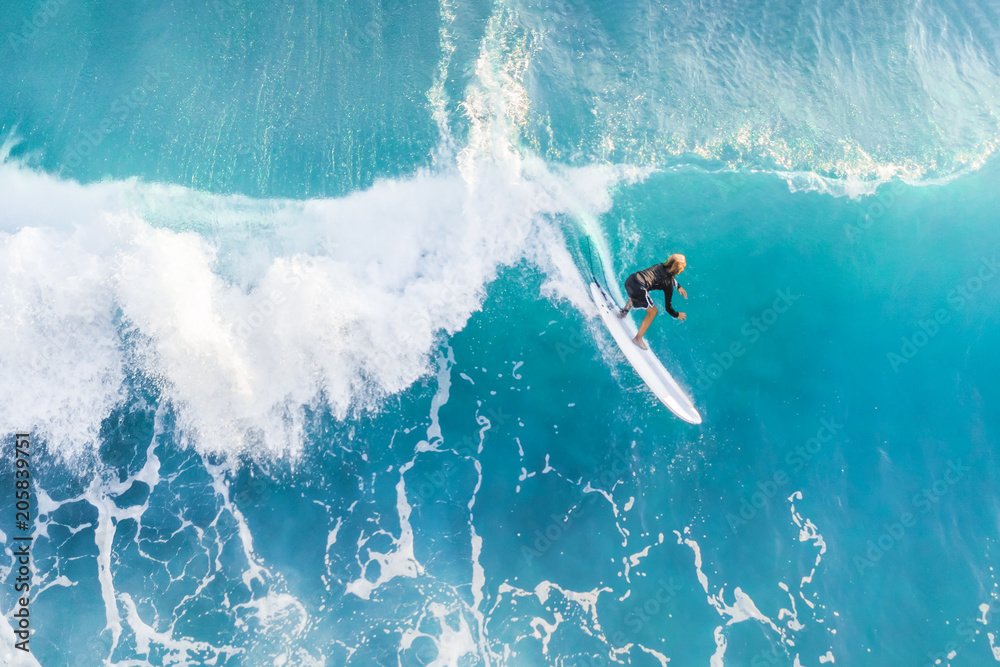 Surfer on the crest of the wave, top view - obrazy, fototapety, plakaty 