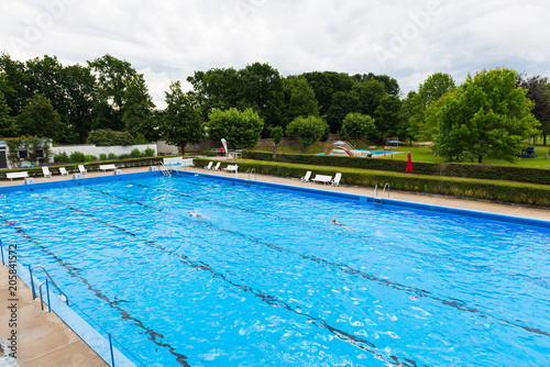 Zwei einsame Schwimmer im Becken eines Freibades