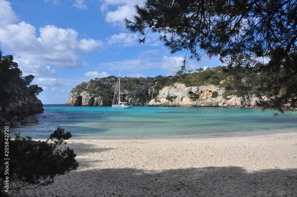 Bucht mit türkisem Meer auf spanischer Insel Menorca Bucht mit türkisem Meer auf spanischer Insel Menorca