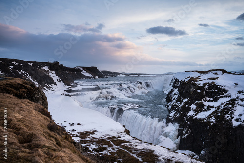 Fototapeta Wodospad Gullfoss rano jeden z najbardziej znanych wodospadów w Icaland / To miejsce jest krajem Ameryki i Europy są związane