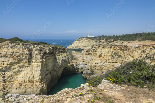 Falaise au sud du Portugal en Algarve