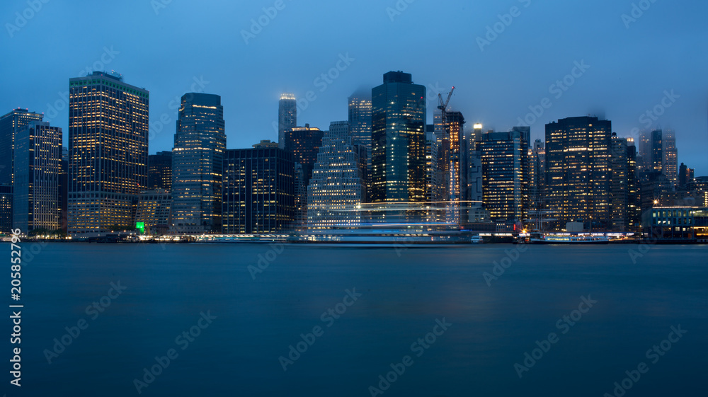 Skyline Manhattan New York di sera Skyline Manhattan New York di sera