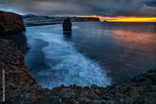 alba con Enorme pila di basalto Hvitserkur sulla riva orientale della penisola Vatnsnes Islanda Europa