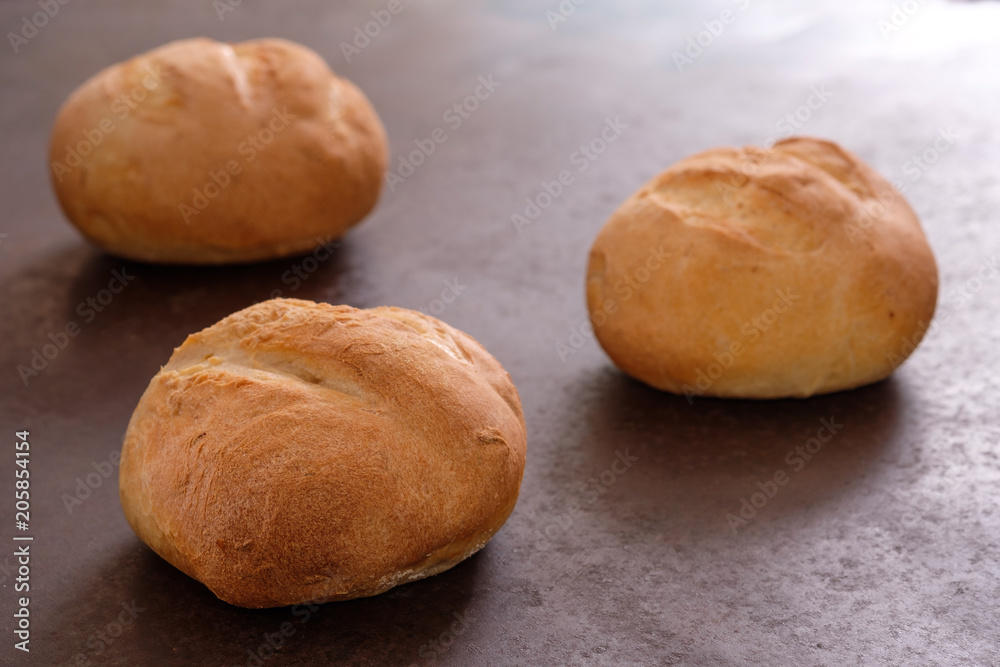 Brötchen aus Weizen und Zitrone im Gegenlicht Brötchen aus Weizen und Zitrone im Gegenlicht