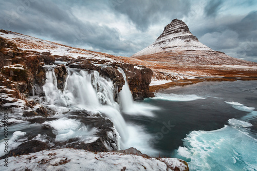  Kirkjufell, città di Grundarfjordur, montagna pittoresca dell'Islanda occidentale con caratteristica forma a cappello di fata Islanda Europa