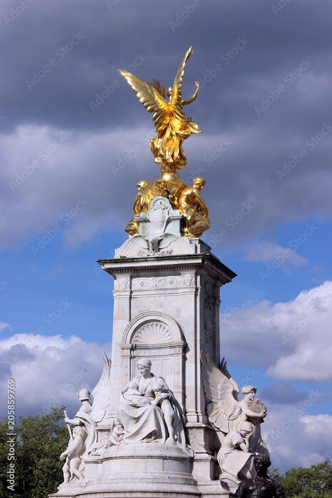Fototapeta premium Denkmal, Mahnmahl, Krieg, Gewalt, Frieden, Leben, Liebe
