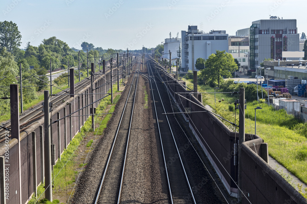 Bahngleise im Querformat von Brücke oben runter Fotografiert in Baden Oos