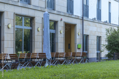 Hotel in Baden-Baden mit Gartenstühle vorm Hintereingang